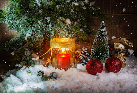 用圣诞树装饰家庭内室内的盛宴 金的 庆典 星星图片