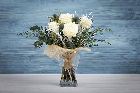 新鲜的白色黄色玫瑰花束 情人节 生日 自然 婚礼 花瓶图片