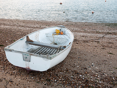 停泊在海滩前海湾的小型白色私人小船 自然 海岸图片