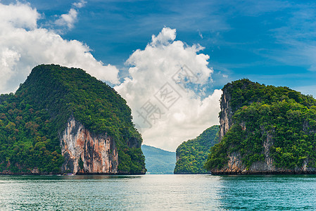 泰国金沙岛位于ThaKrabi度假胜地附近的安达曼海的岩石背景