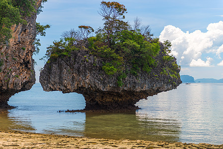 一种不寻常的岩石被海水冲洗 在水中海岸附近的海面上图片