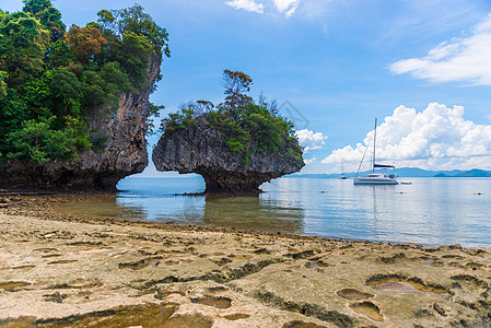 岩石海滩和海岸附近岩石的风景图片