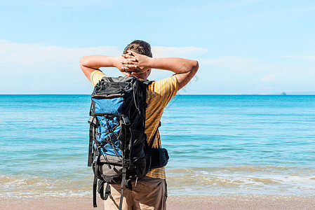 与海景度假 - 一个带背背包的游客仰慕图片