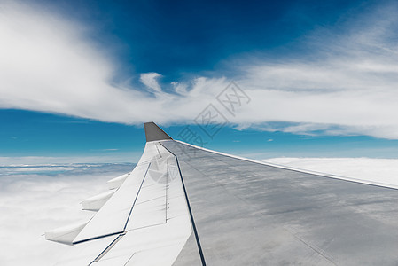飞机钢翼的近身和高空的光云客机高清图片素材
