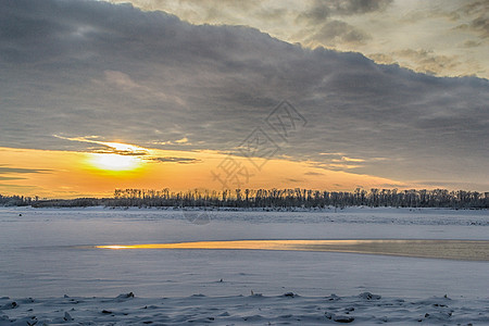 冬天在河边日落 太阳 山 晚上 日出 圣诞节 雪图片