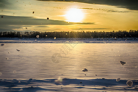 冬天在河边日落 雪 天空 降雪 晚上 太阳 水图片