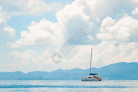 美丽的海景 - 海上游艇与后台对面的视野图片