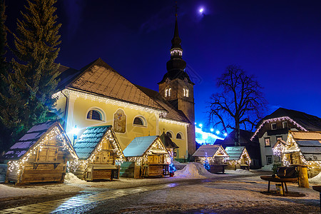夜晚在阿尔卑斯山村的克兰日斯卡·戈拉圣诞节装饰广场 地标 十二月图片