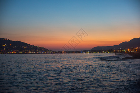 晚上好 土耳其艾伦亚海岸 海景 深的 透明的 山图片