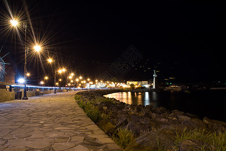 古老的尼塞巴镇由教科文组织保护 夜间摄影 通往海滩的石路 城市灯光图片