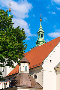 欧洲城市天主教堂的屋顶和穹顶再次出现在欧洲一个城市图片