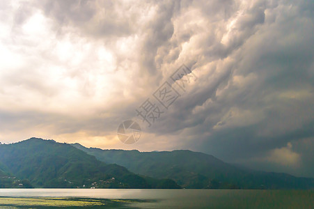 尼泊尔加德满都博卡拉湖附近云 湖 山和反射的照片 拍摄肖像 风景 宽屏 复古电影外观 自然自由 生动 能量 环境概念 冬天 风雨图片
