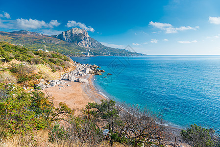 海滨 美丽的山的风景和清澈的海面图片