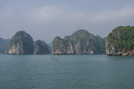 北越Ha Long Bay美丽的石灰岩山景图片