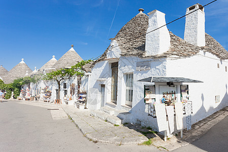 Alberobello 的白墙和圆顶屋顶图片