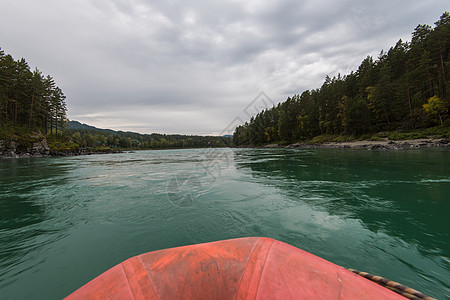 烟花卡通在卡顿河上航行和划船 石头 湿的 岩石 行动 皮艇背景