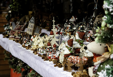 市场中的圣诞装饰 维也纳 假期 装饰风格 手工制作的 圣诞老人图片