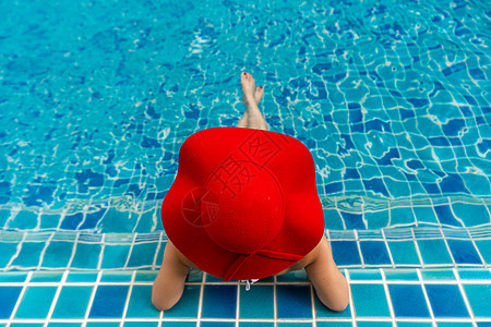 亚洲女人在游泳池里放松 海 健康 美丽 蓝色的 户外图片