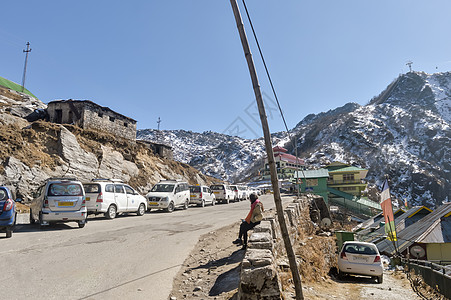 2019年1月1日 旅游车停在东锡金喜马拉雅山的Nathhu La中国山口附近图片