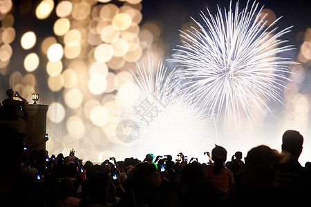 人群看烟花-新年庆祝活动-抽象假期 钟 敬酒图片