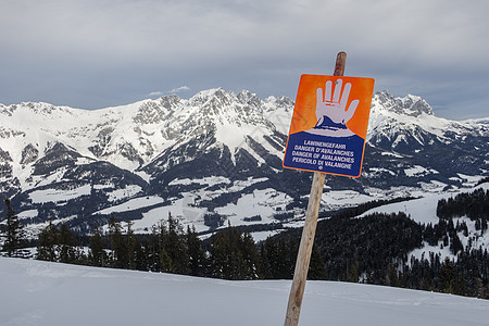 的雪崩警告标志 布鲁斯 岩石 国家 冬天 奥地利阿尔卑斯山 寒冷的图片