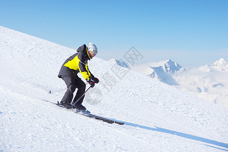 高山滑雪手在向下走的脚步上滑雪 蓝色的 新鲜 山腰图片