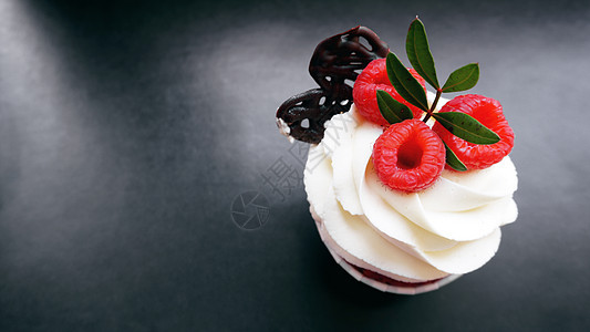 深背景的美味草莓纸杯蛋糕 结霜 可口 巧克力 夏天图片