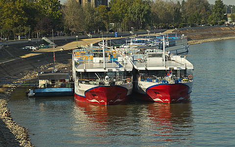 2018年9月21日 - 在多瑙河码头停泊的河流巡航船图片