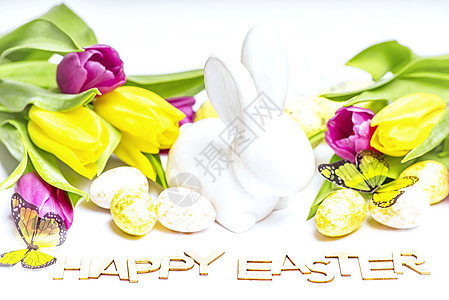 复活节快乐 在白色背景的复活节白色兔子用复活节彩蛋和新鲜的郁金香 与复活节兔子的复活节贺卡 复活节彩蛋 乡村 传统图片