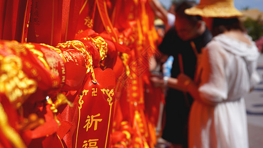 国际观光客绑着红丝带 中国 祷告 希望 木片图片