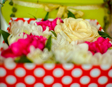 花朵的美丽花束 包括红盒中的菊花 丁香花和玫瑰花 婚礼 美丽的图片
