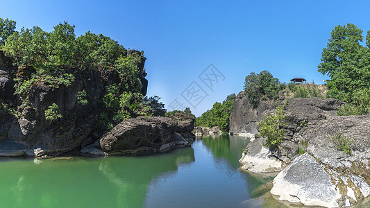 希腊的韦涅蒂科斯河 全景 峡谷 岩石 夏天 山沟 悬崖图片