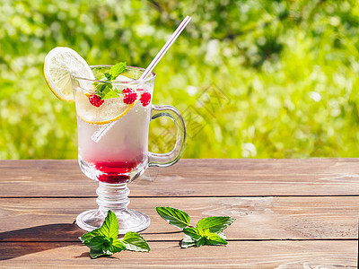 用柠檬 草莓和薄荷 木制餐桌刷新夏季鸡尾酒 热带 派对图片