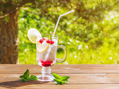 用柠檬 草莓和薄荷 木制餐桌刷新夏季鸡尾酒 闪闪发光 玻璃图片