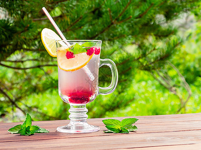 用柠檬 草莓和薄荷 木制餐桌刷新夏季鸡尾酒 阳光 水果图片