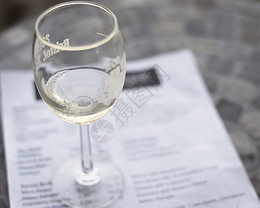 以杯干白葡萄酒a 过滤的图像红酒品味概念 布里斯托尔 赤霞珠图片