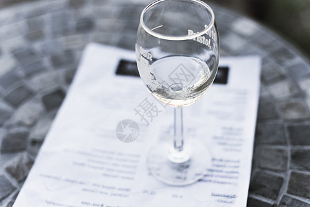 以杯干白葡萄酒a 过滤的图像红酒品味概念 食物 桌子图片