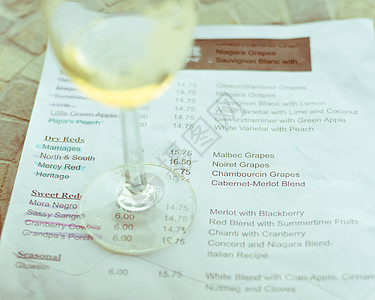 以杯干白葡萄酒a 过滤的图像红酒品味概念 地窖 玻璃图片