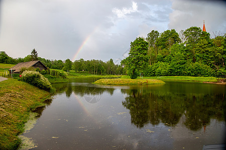 树上和池塘上的彩虹 假期 宁静 天空 国家 夏天 户外图片