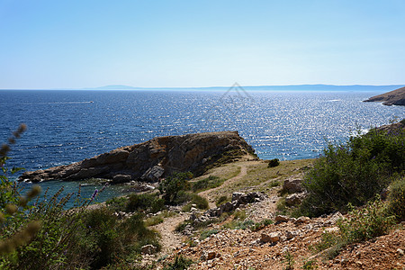 克罗地亚亚得里亚海的洛基夏季海湾海岸 从山上查看图片