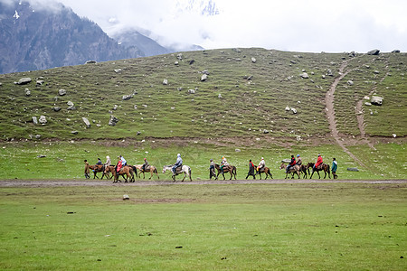 克什米尔 2018 年 10 月-Gulmarg 的景观景观是查谟和克什米尔邦夏季一个受欢迎的山站目的地场景 在草地上载图片