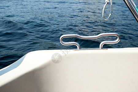 从游艇上观看的景象是夏季阳光日 帆船 云 海浪图片