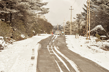 Leh Manali 公路  2018 年 12 月-汽车因降雪而暂停 旅游团游牧 Banjara 行人在寒假期间在多风雪雾图片