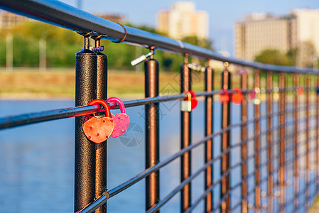 金属锁挂在栏杆上 浪漫 安全的 假期 浪漫的 婚礼 心背景图片