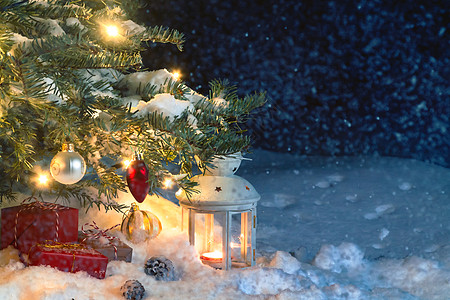 圣诞作文 — 圣诞树下雪地里的礼物和灯笼 装饰着灯光和圣诞树装饰 复制空间 文字位置 作品 盒子图片