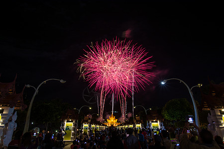 皇室2018年新年活动彩虹烟花 天空 亚洲 佛教图片