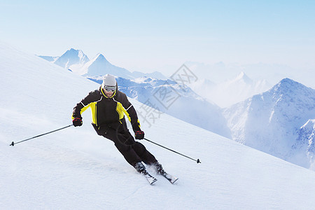 高山滑雪手在向下走的脚步上滑雪 男人 粉末图片