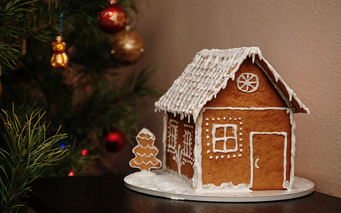 姜饼肉桂房子和装饰的圣诞树 以黑暗多汁的调子 季节 甜点图片