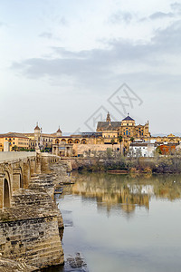 西班牙科尔多瓦与清真寺大教堂的视角 历史性 城市图片