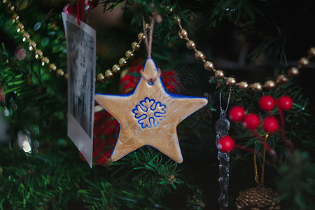 圣诞玩具 以蓝红白古老的恒星雪花的形式 在圣诞装饰圣诞树上贴着 诞生 艺术图片